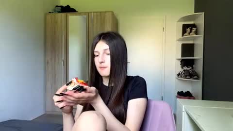 Snapshot of williemaemeachem chatting on June 2026 10:01:01 AM Mari online show from June 2026 10:01:01 AM