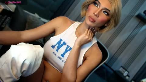 Snapshot of womanofyourdesire_ts chatting on March 2026 05:01:02 AM Julia online show from March 2026 05:01:02 AM