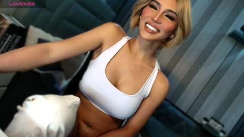 Snapshot of womanofyourdesire_ts chatting on March 2026 05:24:01 AM Julia online show from March 2026 05:24:01 AM