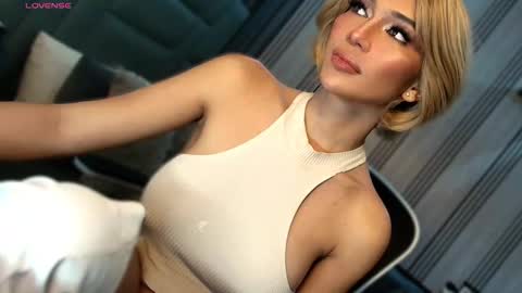 Snapshot of womanofyourdesire_ts chatting on March 2026 05:24:02 AM Julia online show from March 2026 05:24:02 AM