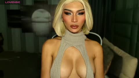 Julia online show from May 2026 03:33:01 AM