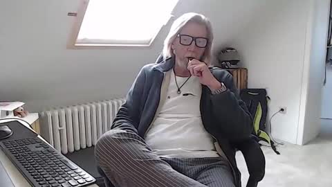 WyattEarp64 online show from October 2025 10:03:02 AM