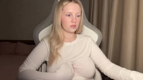 Snapshot of x__ivy_x chatting on November 2025 04:18:02 PM eva online show from November 2025 04:18:02 PM