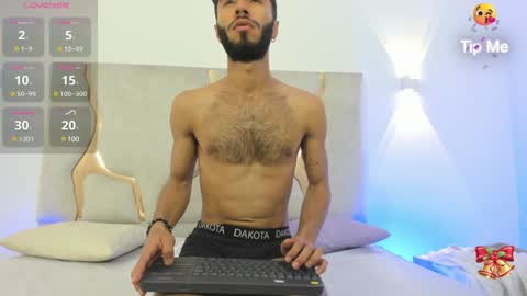 Snapshot of xander_tay chatting on December 2024 10:45:01 PM ISSANDER online show from December 2024 10:45:01 PM