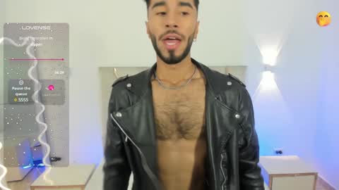 Snapshot of xander_tay chatting on January 2025 08:37:02 PM ISSANDER online show from January 2025 08:37:02 PM