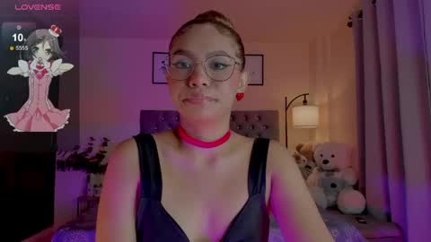 Snapshot of ximena_sotto1 chatting on May 2026 08:25:01 PM camila online show from May 2026 08:25:01 PM