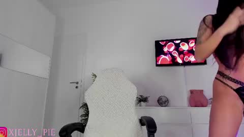 Snapshot of xjelly_piee chatting on June 2026 02:09:01 PM Charisma online show from June 2026 02:09:01 PM