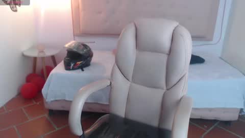 lunna online show from February 2025 07:25:01 PM