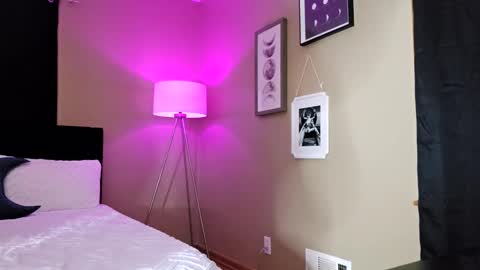 Snapshot of xxbadcatxx chatting on January 2025 08:22:01 AM XxBADCATxX online show from January 2025 08:22:01 AM