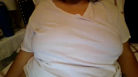 Snapshot of xxxmooui chatting on April 2026 04:04:02 AM Elle online show from April 2026 04:04:02 AM