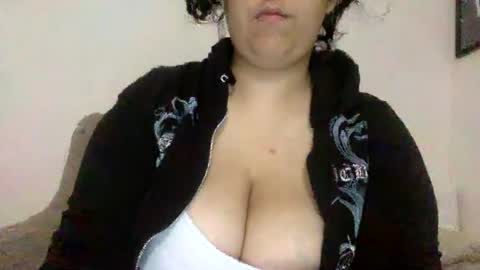 Snapshot of yasminebbyxx chatting on July 2026 01:29:01 AM yasminebbyxx online show from July 2026 01:29:01 AM