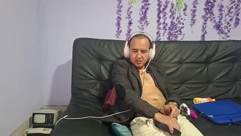 Snapshot of yazfore chatting on November 2025 04:13:02 PM Hazzan online show from November 2025 04:13:02 PM