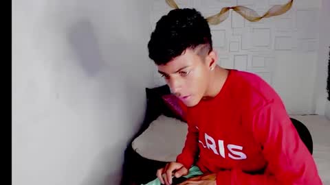 yeison_77 online show from December 2024 01:00:02 AM