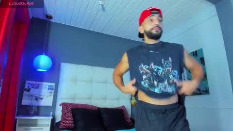 Yiyo online show from November 2025 09:04:01 PM