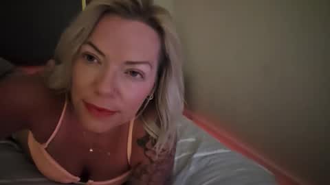 Yogiblondebangme online show from April 2026 02:47:01 AM