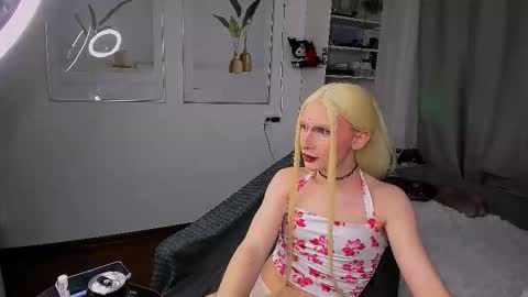 Mikaella - Mika online show from December 2025 08:58:02 PM