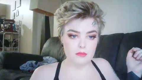 Snapshot of yolanditoots chatting on December 2025 08:17:01 PM Yolandi online show from December 2025 08:17:01 PM