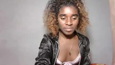 yolandrina05 online show from October 2025 01:00:02 PM