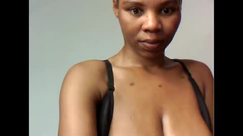 Snapshot of yoncexx25 chatting on October 2025 07:44:01 AM amazingkellyxx online show from October 2025 07:44:01 AM