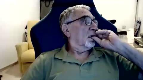 Snapshot of yoska281 chatting on June 2026 04:11:01 AM yoska281 online show from June 2026 04:11:01 AM
