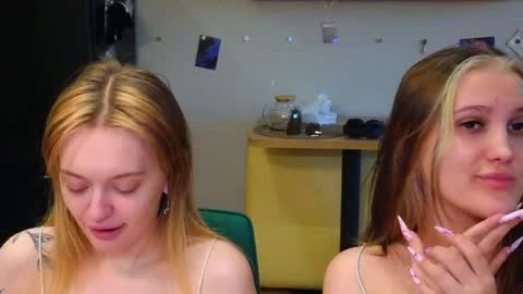 Snapshot of younona chatting on May 2026 06:02:02 PM Anna and Luna online show from May 2026 06:02:02 PM