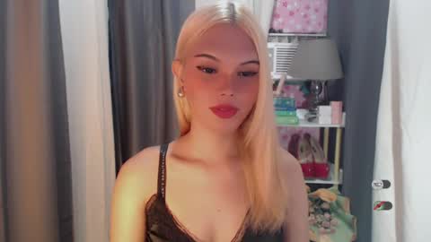 Snapshot of yourlovekylie chatting on July 2026 10:51:02 AM KYLIE MORE online show from July 2026 10:51:02 AM