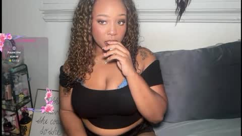 Snapshot of yourmommysilk chatting on August 2026 04:22:01 AM YOURMOMMY online show from August 2026 04:22:01 AM