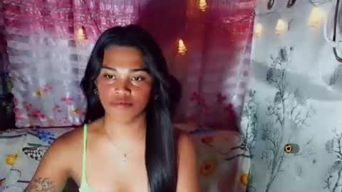 yourqueen_19 online show from May 2026 06:24:01 PM