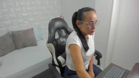 Y U L I T Z A online show from November 2025 01:11:01 PM