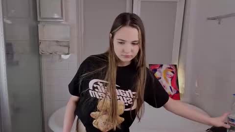 Snapshot of yummyemiily chatting on February 2026 06:28:01 PM Emily online show from February 2026 06:28:01 PM