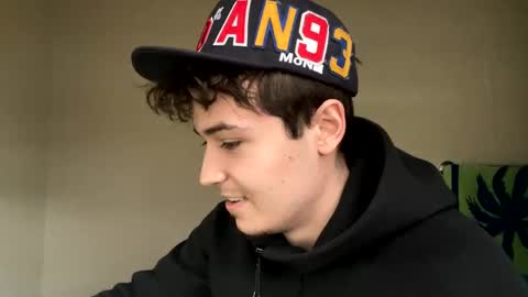 Snapshot of yungstudbev chatting on February 2025 08:31:01 PM yungstudbev online show from February 2025 08:31:01 PM