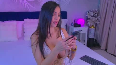 Laura online show from October 2025 07:10:02 AM