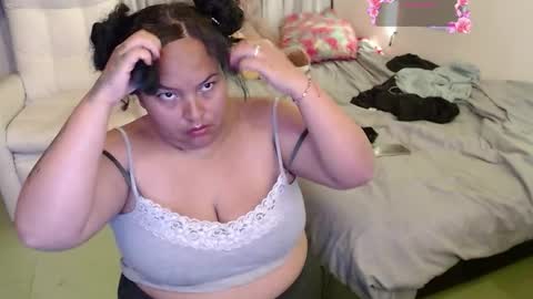 Snapshot of yvonn_jlove chatting on December 2025 02:41:02 AM yvonn online show from December 2025 02:41:02 AM