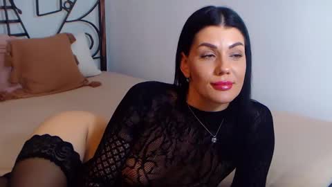 Snapshot of yvonneeverlee chatting on December 2024 12:37:01 AM I V Y online show from December 2024 12:37:01 AM