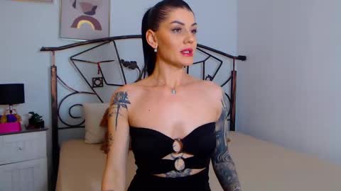 Snapshot of yvonneeverlee chatting on January 2025 09:05:01 PM I V Y online show from January 2025 09:05:01 PM