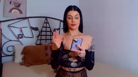 Snapshot of yvonneeverlee chatting on January 2025 12:20:01 AM I V Y online show from January 2025 12:20:01 AM
