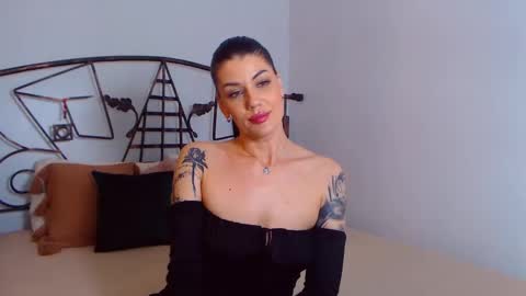 Snapshot of yvonneeverlee chatting on January 2025 12:12:01 AM I V Y online show from January 2025 12:12:01 AM