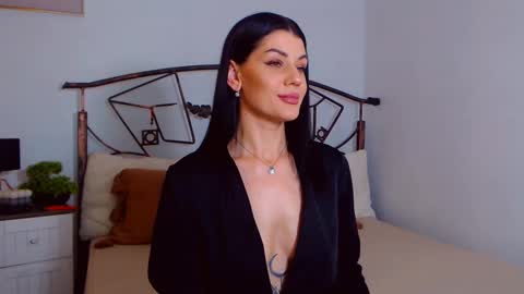 Snapshot of yvonneeverlee chatting on February 2025 09:37:01 PM I V Y online show from February 2025 09:37:01 PM