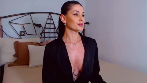 Snapshot of yvonneeverlee chatting on February 2025 12:27:02 AM I V Y online show from February 2025 12:27:02 AM