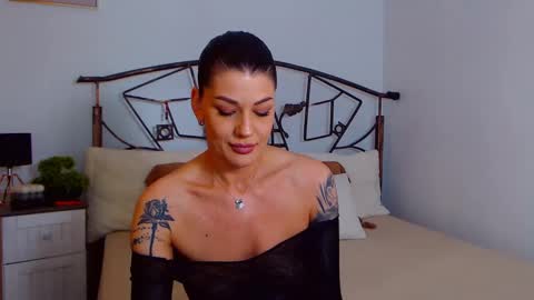 Snapshot of yvonneeverlee chatting on February 2025 09:14:02 PM I V Y online show from February 2025 09:14:02 PM