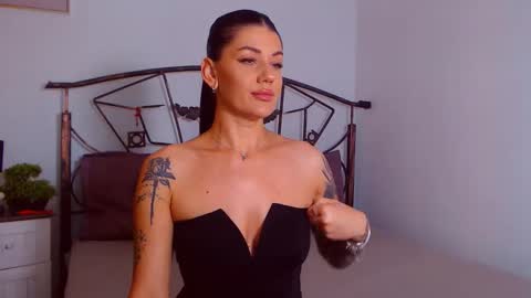 Snapshot of yvonneeverlee chatting on September 2025 07:38:01 PM I V Y online show from September 2025 07:38:01 PM
