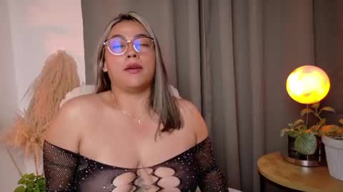 Snapshot of zara_nova chatting on June 2026 11:03:01 PM Zara Nova online show from June 2026 11:03:01 PM