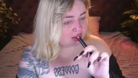 Snapshot of zarareign_ chatting on April 2026 08:22:01 PM Lola online show from April 2026 08:22:01 PM