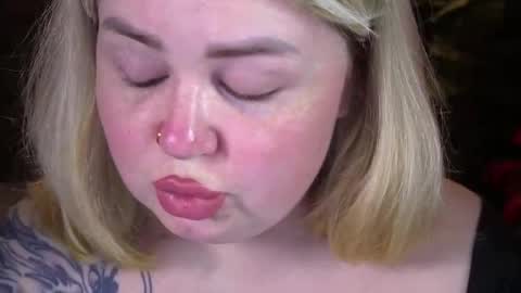 Snapshot of zarareign_ chatting on May 2026 07:22:01 PM Lola online show from May 2026 07:22:01 PM