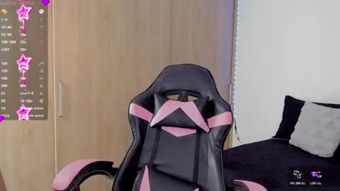 Mia online show from October 2025 05:14:01 PM