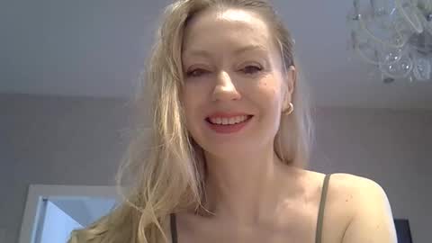 Zarina Swift online show from April 2026 04:45:01 AM