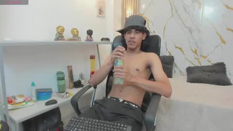 Snapshot of zayn_fox32 chatting on May 2026 06:49:02 PM Zayn online show from May 2026 06:49:02 PM
