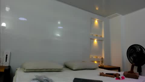 Zenda Evans online show from October 2025 04:08:02 AM