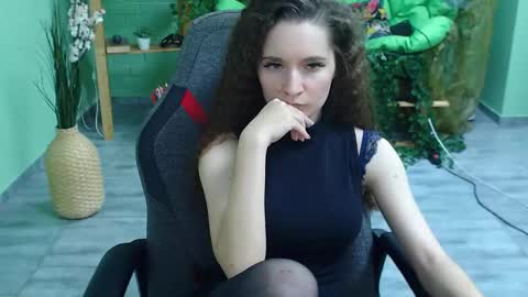 zianichols online show from February 2025 09:25:02 PM