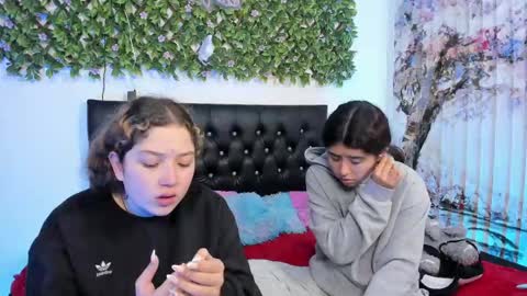 Snapshot of zoe_and_valeria chatting on April 2026 06:25:01 PM Zoe And Valeria online show from April 2026 06:25:01 PM
